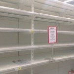 Жители Львова в панике опустошают супермаркеты