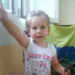 Маленькую украинскую девочку учат «резать Русню» (Видео)