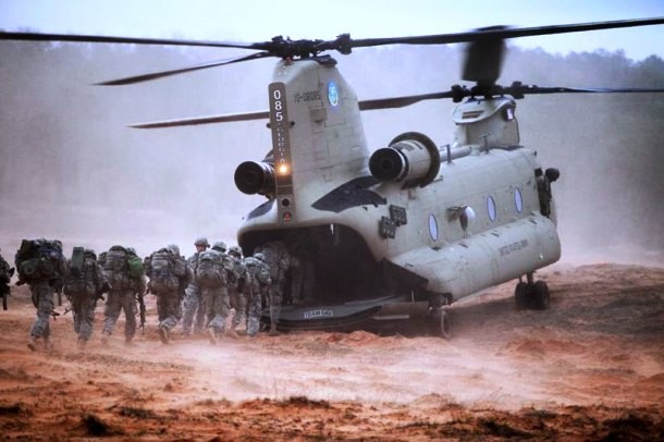 helicopter-eating-soldiers-610x406