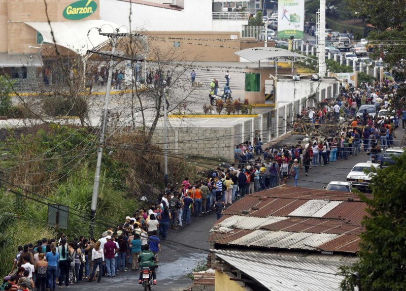 очередь за продуктами в Каракасе