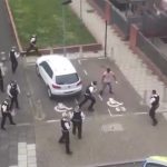Один мигрант гоняет толпу британских полицейских (ВИДЕО)