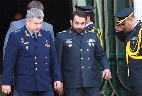Командующий иранской ПВО бригадный генерал Фарсад Исмайли и его коллега из РФ генерал-лейтенант Виктор Бондарев