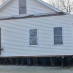 Азбука переезда: 80 мужчин голыми руками перенесли дом на новое место (Видео)