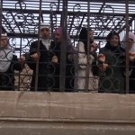 «Умеренные» исламисты используют женщин в клетке в качестве живого щита