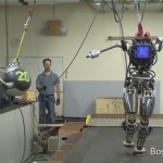 Хипстер издевается над роботом из Boston Dynamics (Видео)