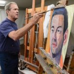 Джордж Буш пишет портреты покалеченных в его войнах ветеранов