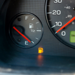 Сколько проедет ваша машина, если загорелся индикатор пустого бака?